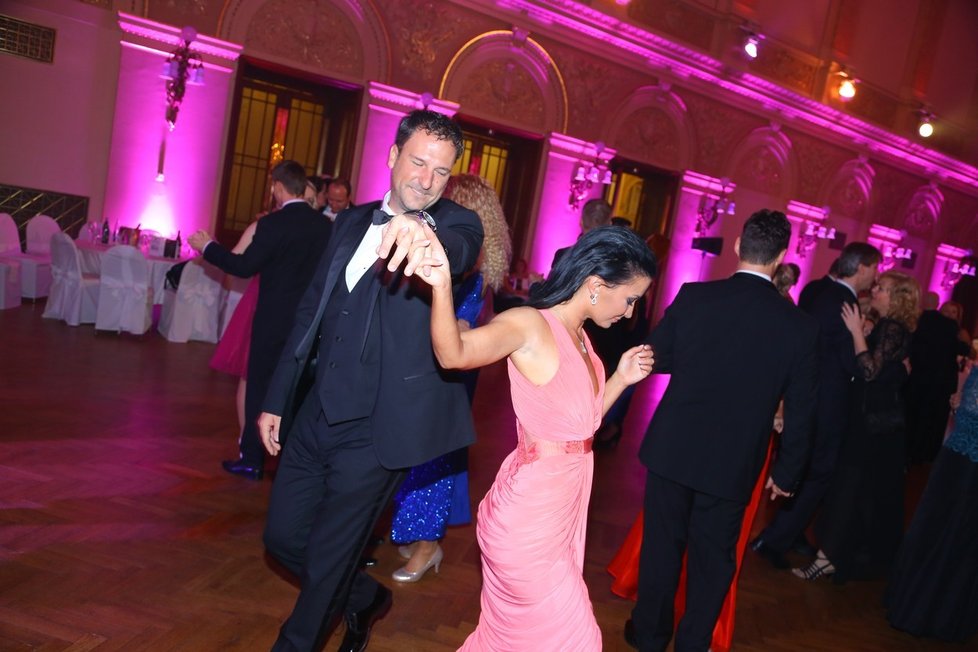 Gábina Partyšová na plese v Paláci Žofín s partnerem