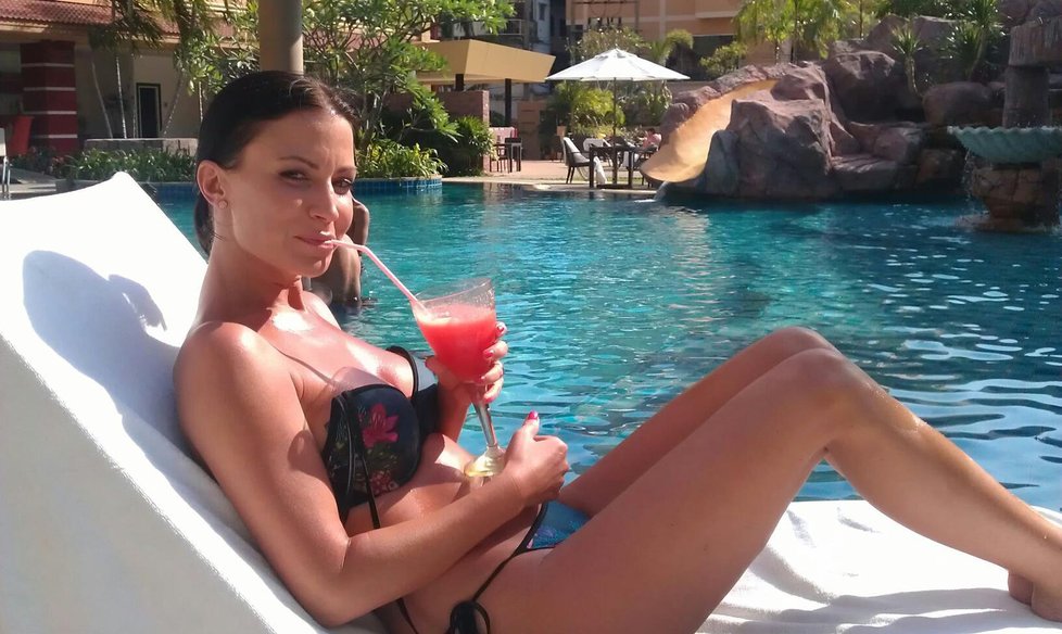 Gábina Partyšová v Thajsku u bazénu popíjí koktejl