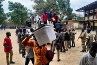 Převrat v dalším africkém státu?! Vojáci v Gabonu neuznali výsledek voleb, ulicemi zní střelba