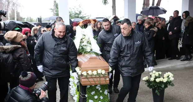 El ataúd de Monika Jákliová estaba rodeado de rosas. El ataúd de Monika Jákliová estaba rodeado de rosas.