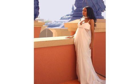 K vdávání se ještě neschyluje. Gábina Dvořáková v Dubaji fotila novou kolekci šatů.