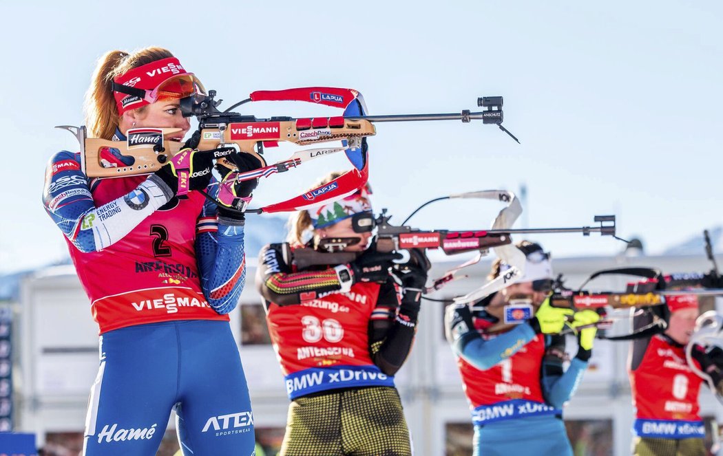 Gabriela Koukalová při střelbě v italské Anterselvě