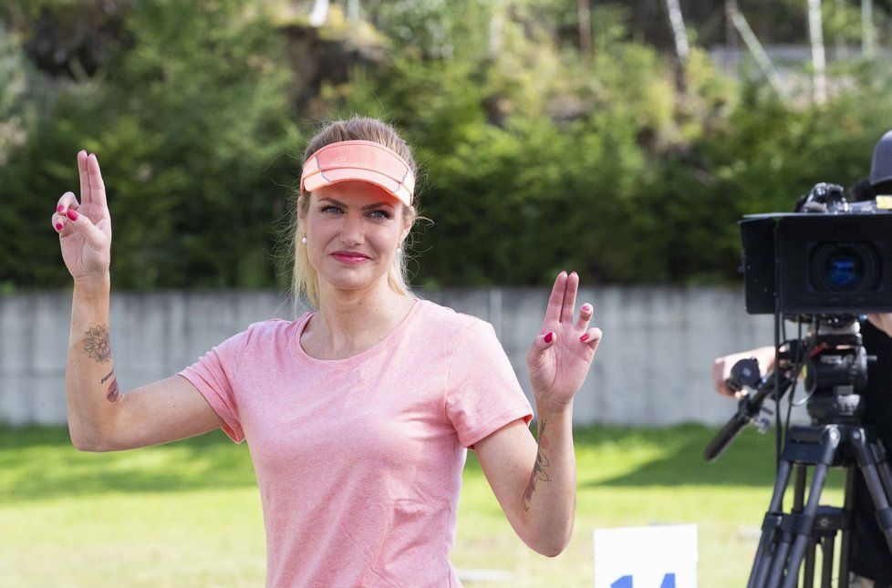 Gabriela Koukalová na natáčení primáckého seriálu Sestřičky Modrý kód, v němž hraje sebe samu.