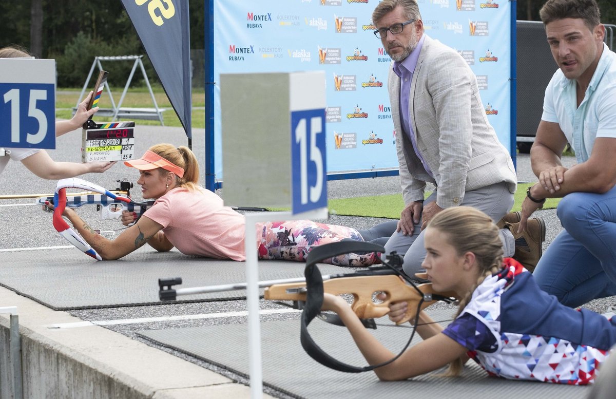 Gabriela Koukalová na natáčení primáckého seriálu Sestřičky Modrý kód, v němž hraje sebe samu