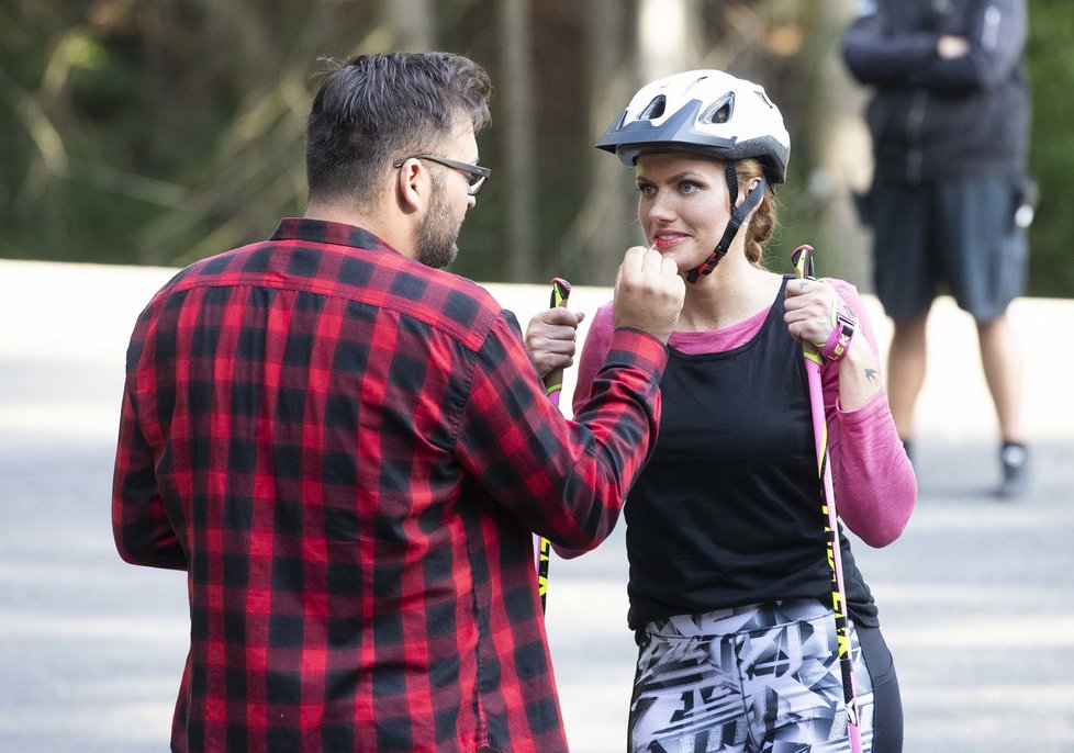 Gabriela Koukalová na natáčení primáckého seriálu Sestřičky Modrý kód, v němž hraje sebe samu.