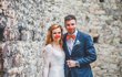 Novomanželé se fotili s červenými nosy, symbolem Konta bariéry, odkud poputují příspěvky od svatebčanů místo klasických darů.