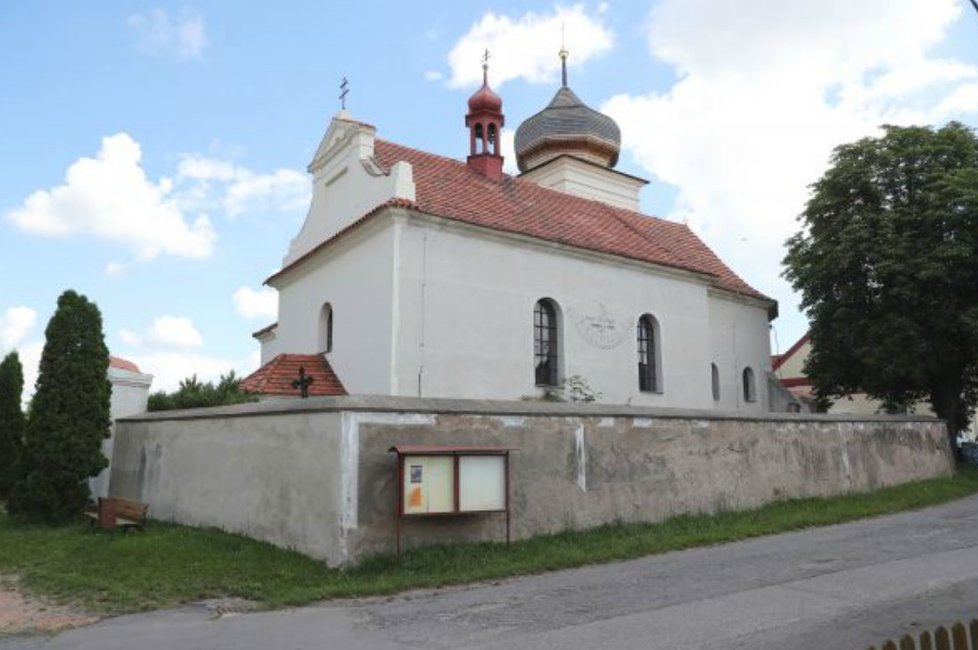 Kostel má v současné době opravenou střechu.