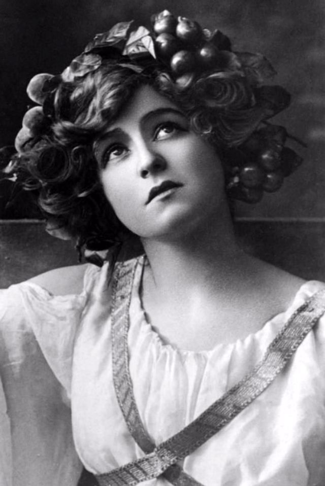Anglická herečka, zpěvačka a tanečnice Gabrielle Ray (1883 – 1973).