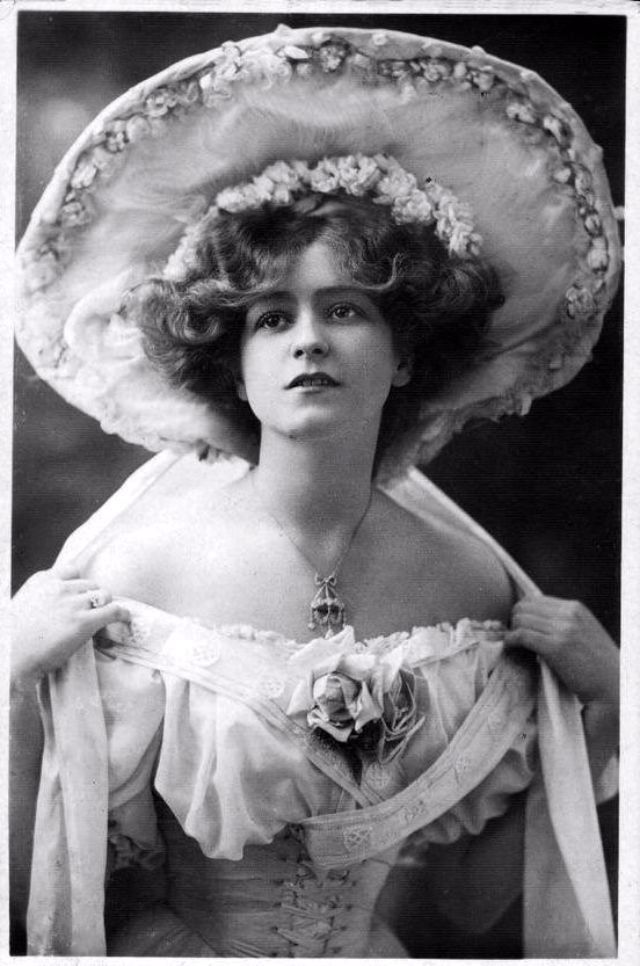 Anglická herečka, zpěvačka a tanečnice Gabrielle Ray (1883 – 1973).