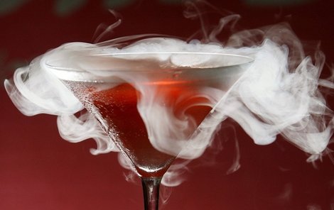 Tekutý dusík se do koktejlů přidává kvůli kouřovému efektu.