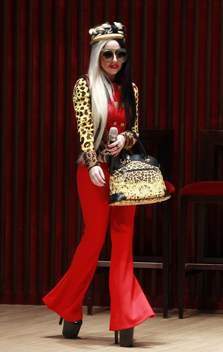 Gaga se obléká podle stylu země, kde vystupuje