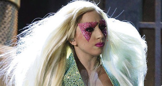 Lady GaGa opět nezklamala. Její miniaturní šaty z ní málem spadly a při zvedače jí vykouklo ňadro.
