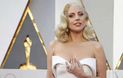 Lady Gaga se umí oblékat i vkusně. Jednoduchý kostým doplnila luxusními šperky.