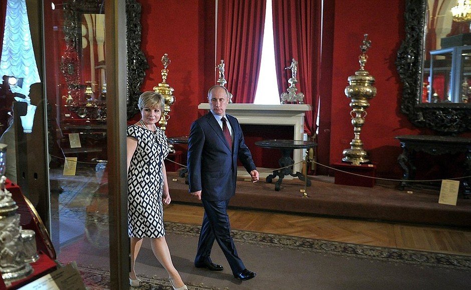 Jelena Gagarinová provádí Vladimira Putina svým kremelským muzeem.