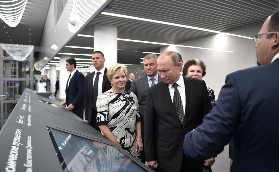 Jelena Gagarinová a Vladimir Putin na saratovském Gagarinově letišti.