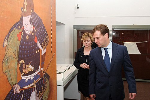 Jelena Gagarinová provádí prezidenta Medveděva svým kremelským muzeem.