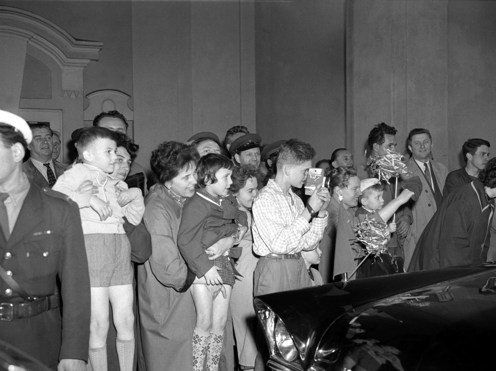 Československé matky a ratolesti vítají limuzínu s prvním kosmonautem, Praha, 1961.