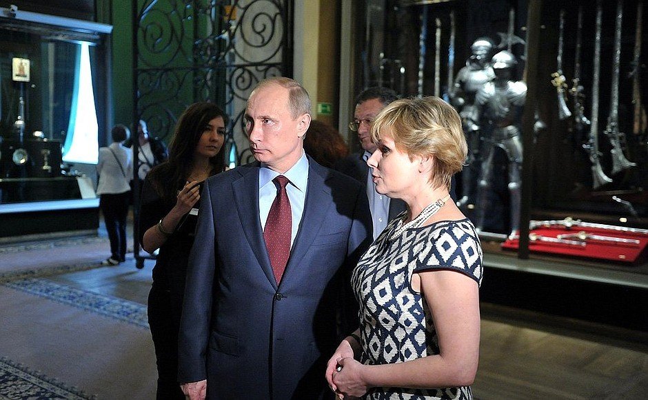 Jelena Gagarinová provádí Vladimira Putina svým kremelským muzeem.