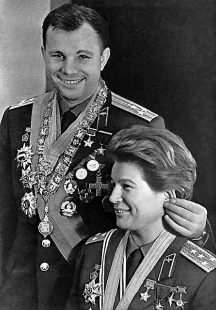 Jurij Gagarin a Valentina Těreškovová, první kosmonautka dějin.