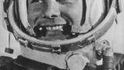 Gagarin po údajném návratu z kosmu. Nápis CCCP opět chybí...
