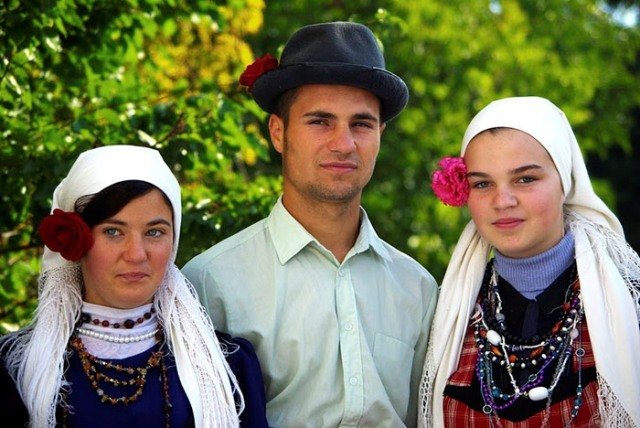 Mladí Gagauzové v tradičních krojích.