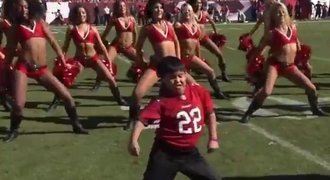 Show v NFL: Desetiletý kluk Gangnam Stylem zastínil cheerleaders
