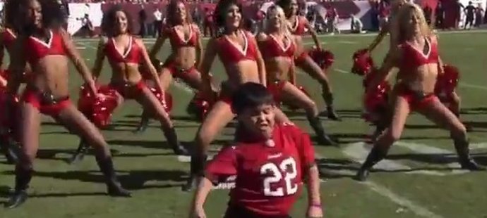 Christian Bottger o přestávce bitvy NFL mezi Philadephií a Tampou zatancoval Gangnam Style