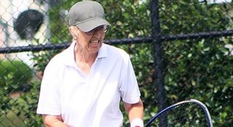 Nejbizarnější zápas v historii tenisu. Podání spodem a výhra v 69 letech!