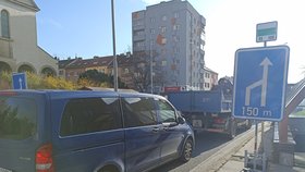 Jednu z důležitých dopravních tepen v Brně, Gajdošovu ulici, čeká od pondělí další etapa rekonstrukce kanalizace a vodovodu. Potrvá až do konce října příštího roku. Místo čtyř jízdních pruhů se bude jezdit pouze dvěma.