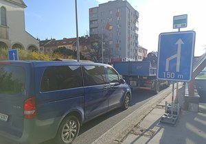 Jednu z důležitých dopravních tepen v Brně, Gajdošovu ulici, čeká od pondělí další etapa rekonstrukce kanalizace a vodovodu. Potrvá až do konce října příštího roku. Místo čtyř jízdních pruhů se bude jezdit pouze dvěma.