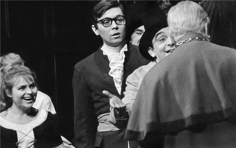 1964. S mladičkým Josefem Abrhámem v inscenaci Bubny otce Neda.