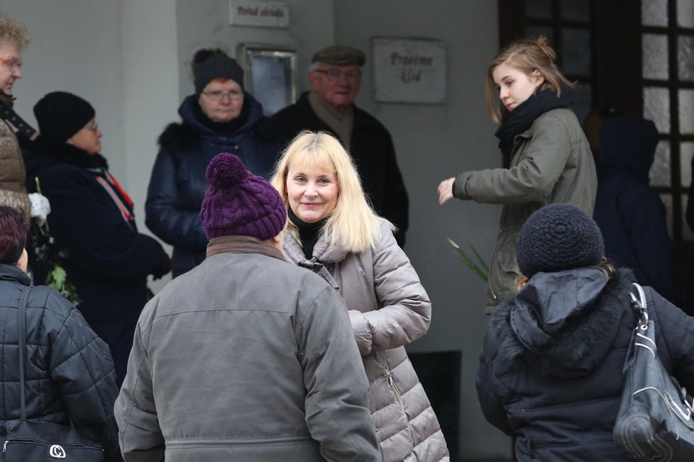 Veronika Gajerová na pohřbu své matky