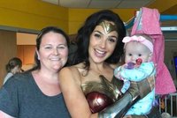 Za dětmi do nemocnice dorazila pravá Wonder Woman! Proč to udělala?