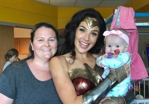 Herečka Gal Gadot navštívila  v převleku své hrdinky Wonder Woman děti v nemocnici