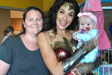 Za dětmi do nemocnice dorazila pravá Wonder Woman! Proč to udělala? 