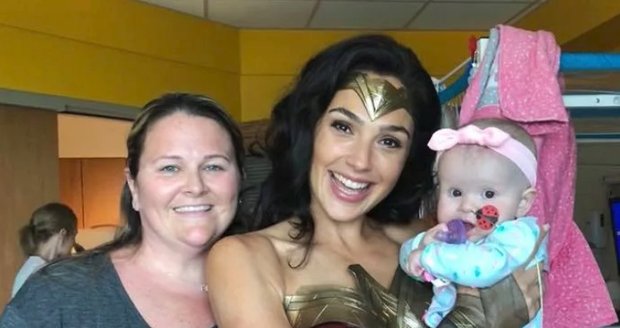 Za dětmi do nemocnice dorazila pravá Wonder Woman! Proč to udělala? 
