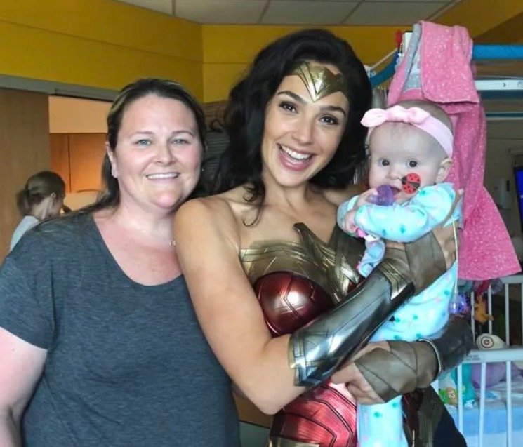 Herečka Gal Gadotová navštívila v převleku své hrdinky Wonder Woman děti v nemocnici.