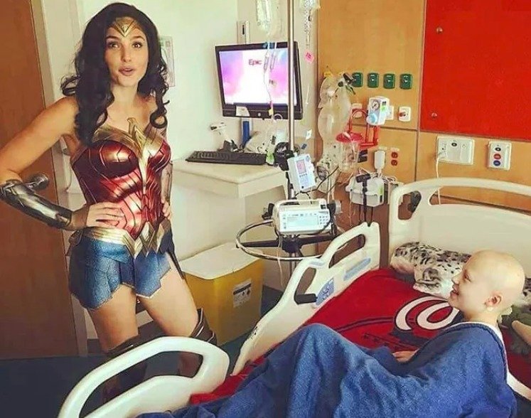 Herečka Gal Gadot navštívila  v převleku své hrdinky Wonder Woman děti v nemocnici