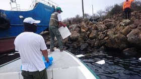 Po nehodě lodi u Galapág hrozí únik nafty a poškození přírody.
