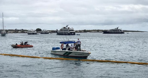 Přírodní dědictví v ohrožení: Na Galapágách havarovala loď s naftou, tisíce litrů tečou do moře