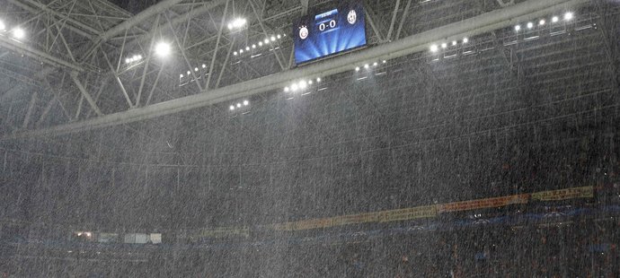 Utkání Ligy mistrů Galatasaray - Juventus bylo za stavu 0:0 přerušeno kvůli sněhové nadílce.