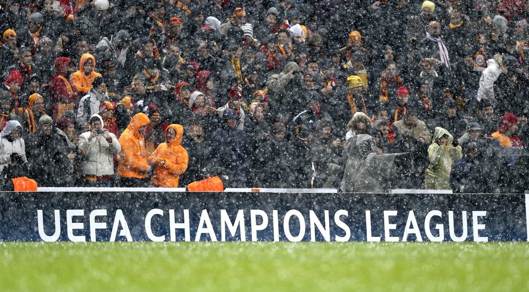 Utkání Ligy mistrů Galatasaray - Juventus bylo za stavu 0:0 přerušeno kvůli sněhové nadílce.