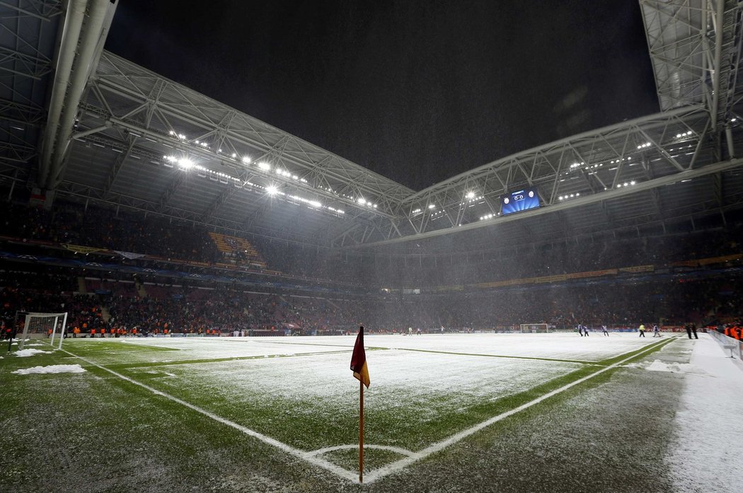 Fotbalisté Galatasaraye Istanbul a Juventusu Turín nedohráli vzájemný duel o postup ze skupiny B fotbalové Ligy mistrů. Rozhodčí ho musel kvůli hustému sněžení ve 32. minutě přerušit a nakonec i ukončit. Zápas se pravděpodobně dohraje ve středu.