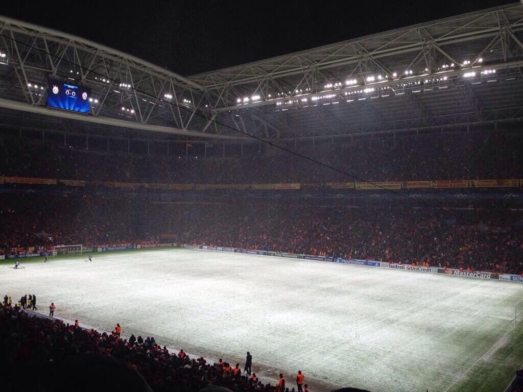 Utkání Ligy mistrů Galatasaray - Juventus bylo za stavu 0:0 přerušeno kvůli sněhové nadílce.