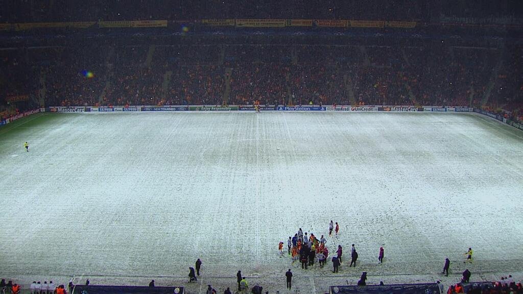 Utkání Ligy mistrů Galatasaray - Juventus bylo za stavu 0:0 přerušeno kvůli sněhové nadílce.