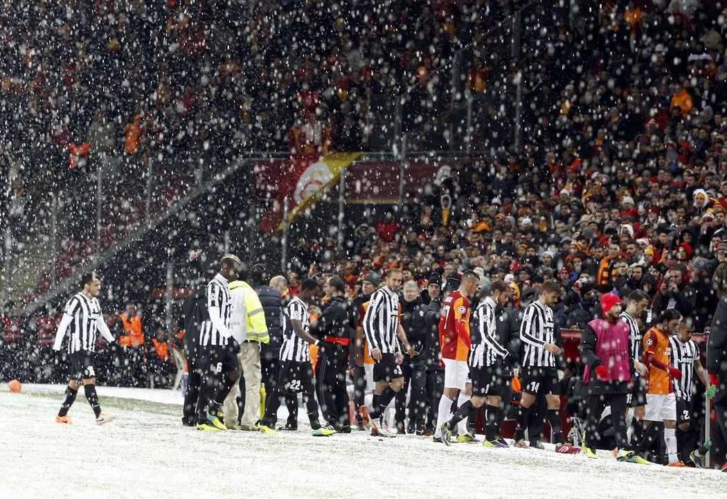 Utkání Ligy mistrů Galatasaray - Juventus bylo za stavu 0:0 přerušeno kvůli sněhové nadílce.