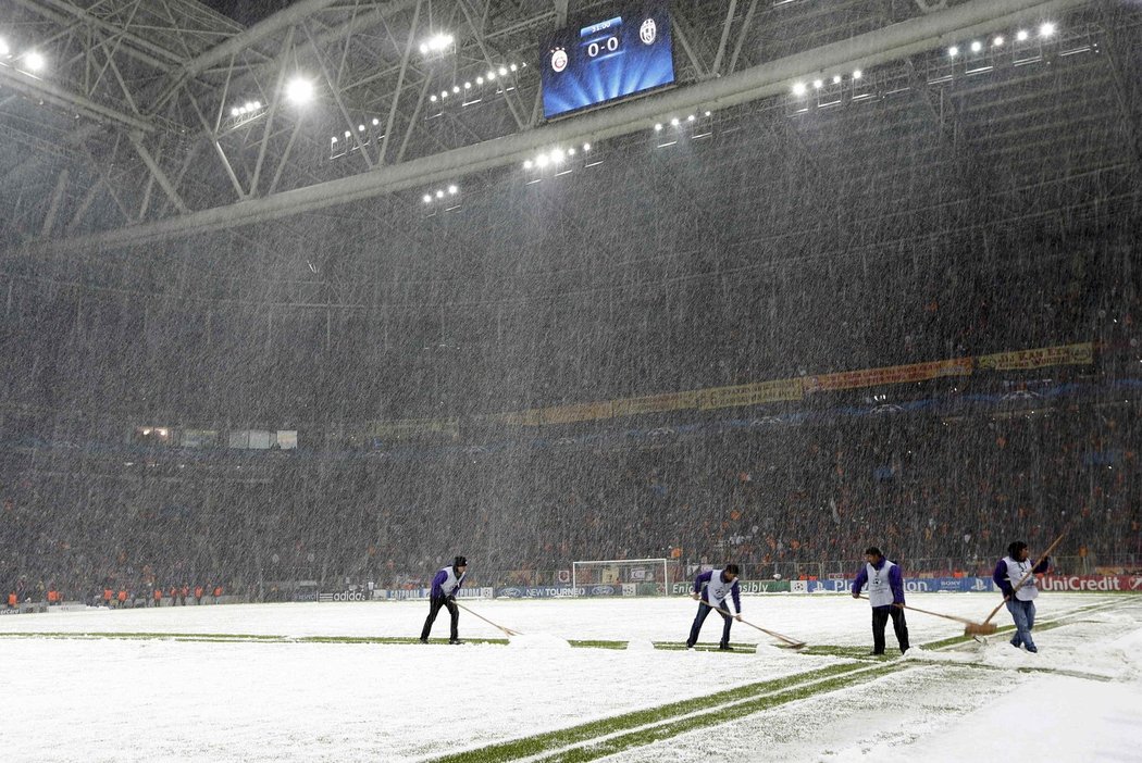 Utkání Ligy mistrů Galatasaray - Juventus bylo za stavu 0:0 přerušeno kvůli sněhové nadílce.