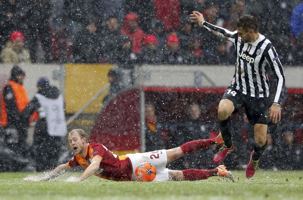 Juventus si stěžuje na šílený terén v Istanbulu, který ho prý připravil o postup do osmifinále Ligy mistrů.
