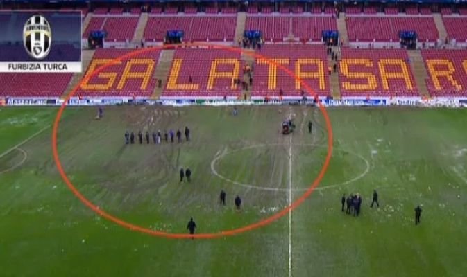 Na snímku zaměstnanci Galatasaraye zrovna &#34;orají&#34; polovinu hřiště, na které po celý druhý poločas útočil Juventus.