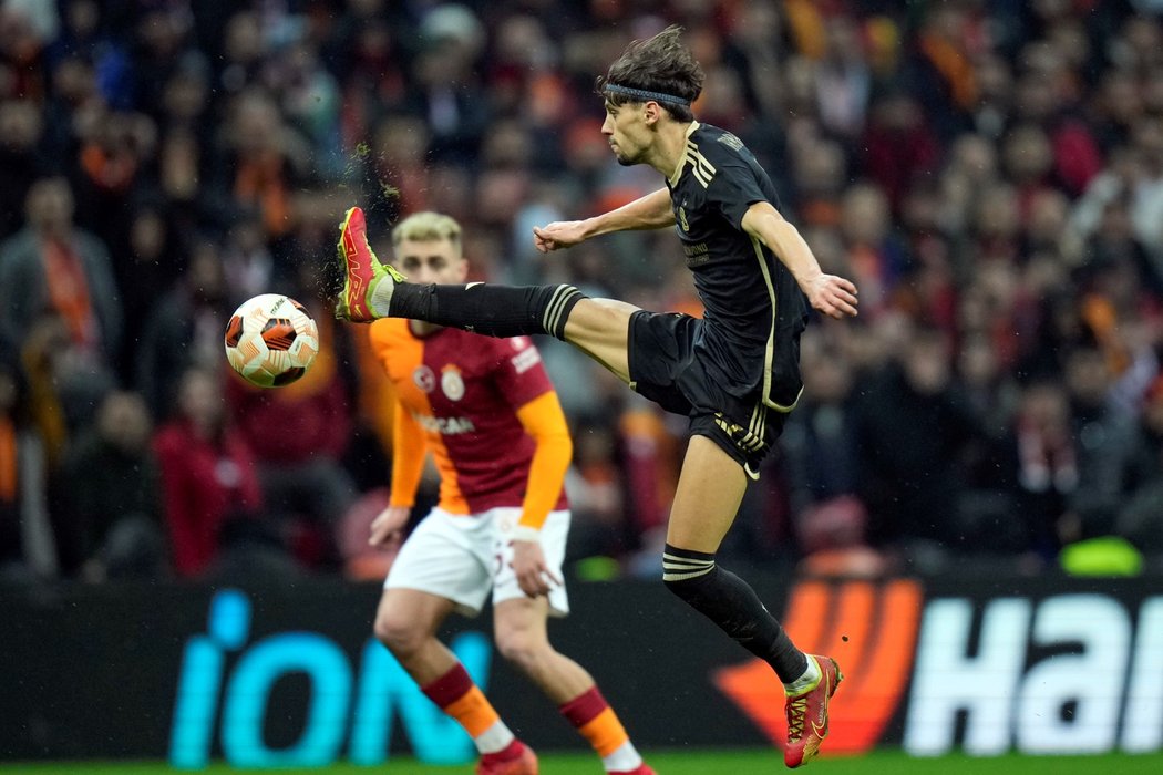 Veljko Birmančevič mohl v první půli zápasu s Galatasarayem skórovat